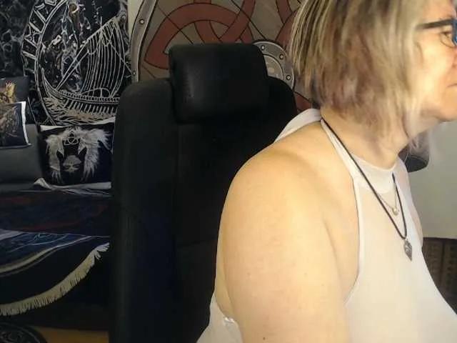 90dTitten on BongaCams