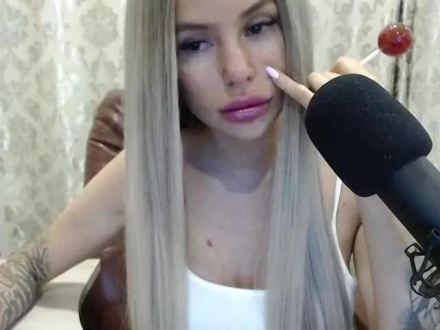 Offline Foxymoxy19 on BongaCams