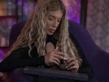 Freechat ellieredd on Chaturbate