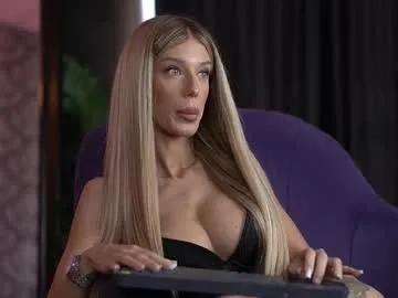 Freechat ellieredd on Chaturbate