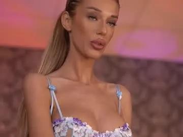 Freechat ellieredd on Chaturbate