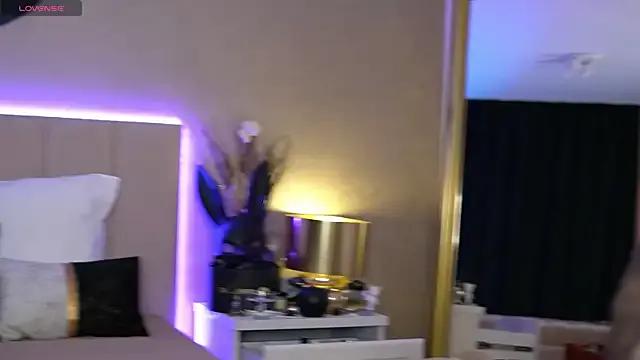 StripChat EvellineClaire is Freechat EvellineClaire — orgasm with you 5 min full control