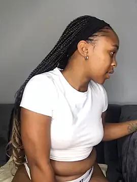 Pearl_00 on StripChat