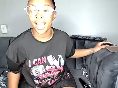 Pearl_00 on StripChat