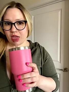 PiggyRose on StripChat 