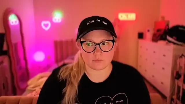 PiggyRose on StripChat 