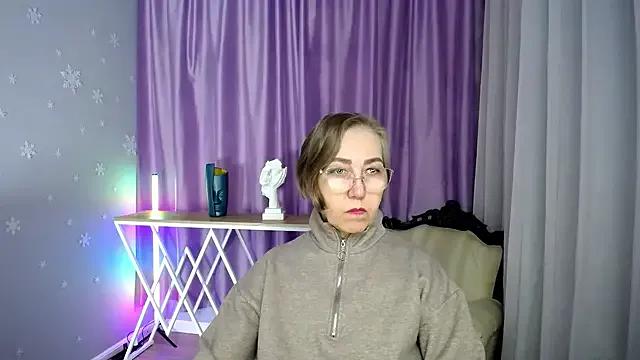 Freechat queen_a_n_i on StripChat