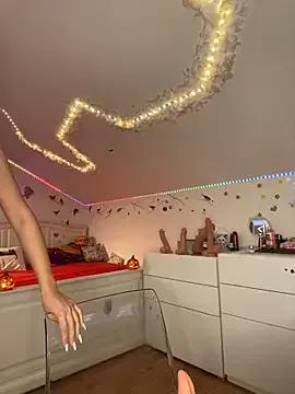 SelenaBee on StripChat 