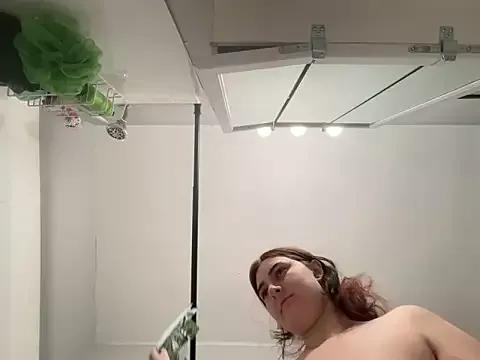 Snowbunnycake_131 on StripChat