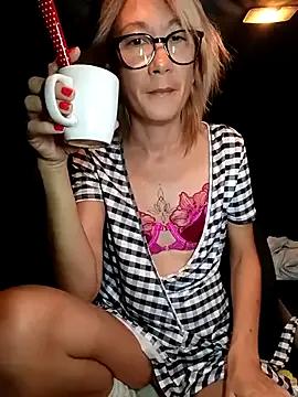 Timide_girl17 — Pommeau chatte ou fist et gode xxl