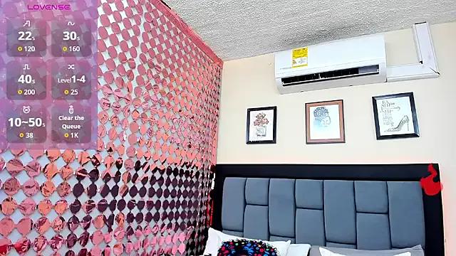 StripChat VioletaCollins is Freechat VioletaCollins — tit clamps