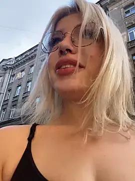 YeahMolly from StripChat is Freechat